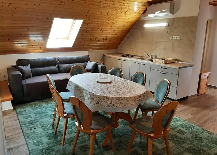 8 Féröhelyes Appartamento *